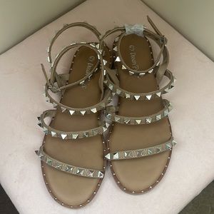 DREAM PAIRS Women's Gladiator Studded Flat Sandals